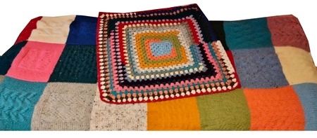 64 pelotes Canada coloris diff&eacute;rents + sac + aiguilles = couvre lit du fil rouge 2026
