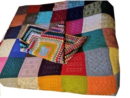 64 pelotes Canada coloris diff&eacute;rents + sac + aiguilles = couvre lit du fil rouge 2026