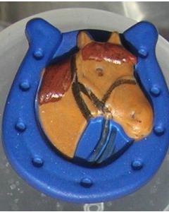 bouton plastique 20 mm fer à cheval et tête de cheval coloris bleu