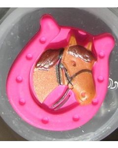 bouton plastique 20 mm fer à cheval et tête de cheval coloris rose